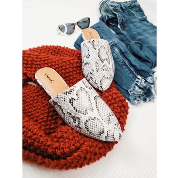 🚨END OF SUMMER SALE// snake print mule flat - Picture 2 of 5